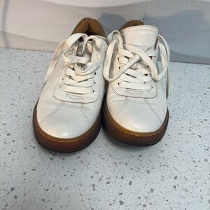 Gentle Souls NYLE genuine leather sneakers by Kenneth Cole.‎
